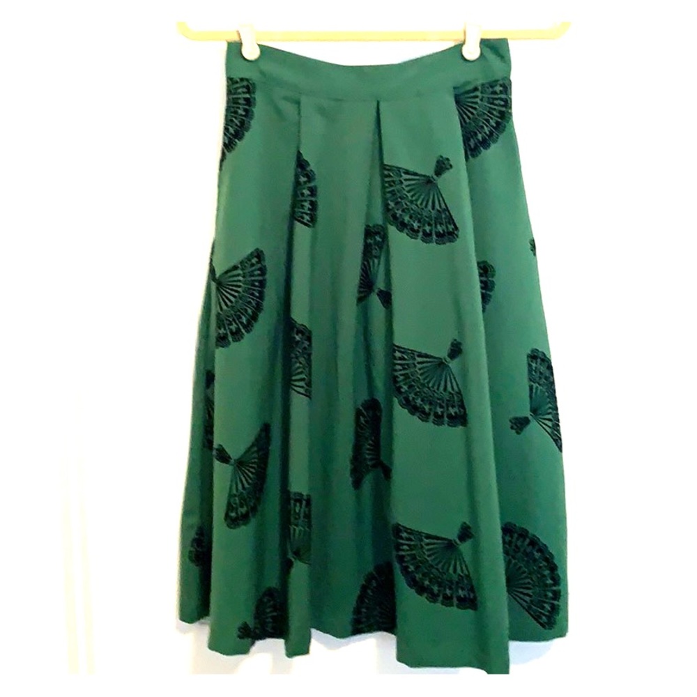 Green past knee pleated skirt